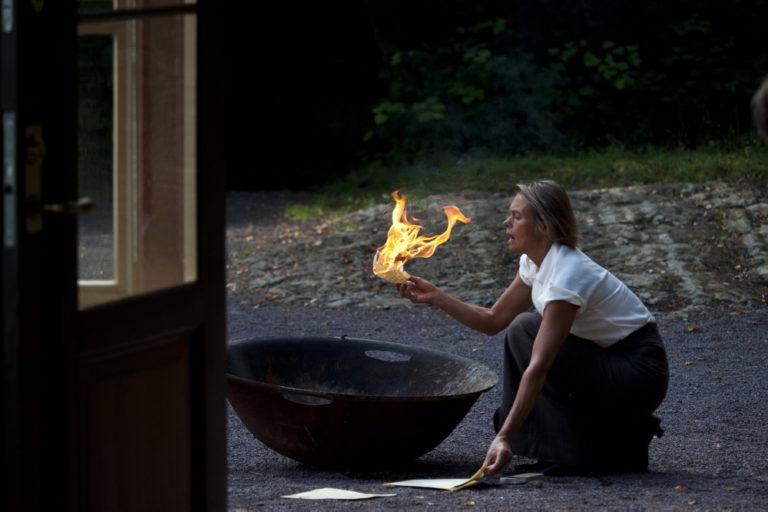 Hedda brenner Løvborgs manuskript